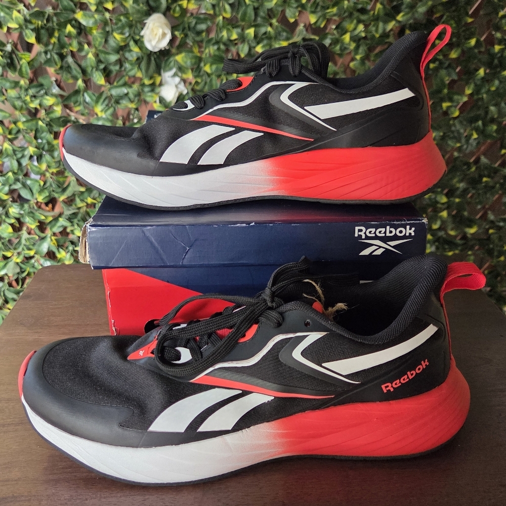 EUC Size 11 Reebok Verse Shoes Black White Red Athletic Gym Trainer Sneakers